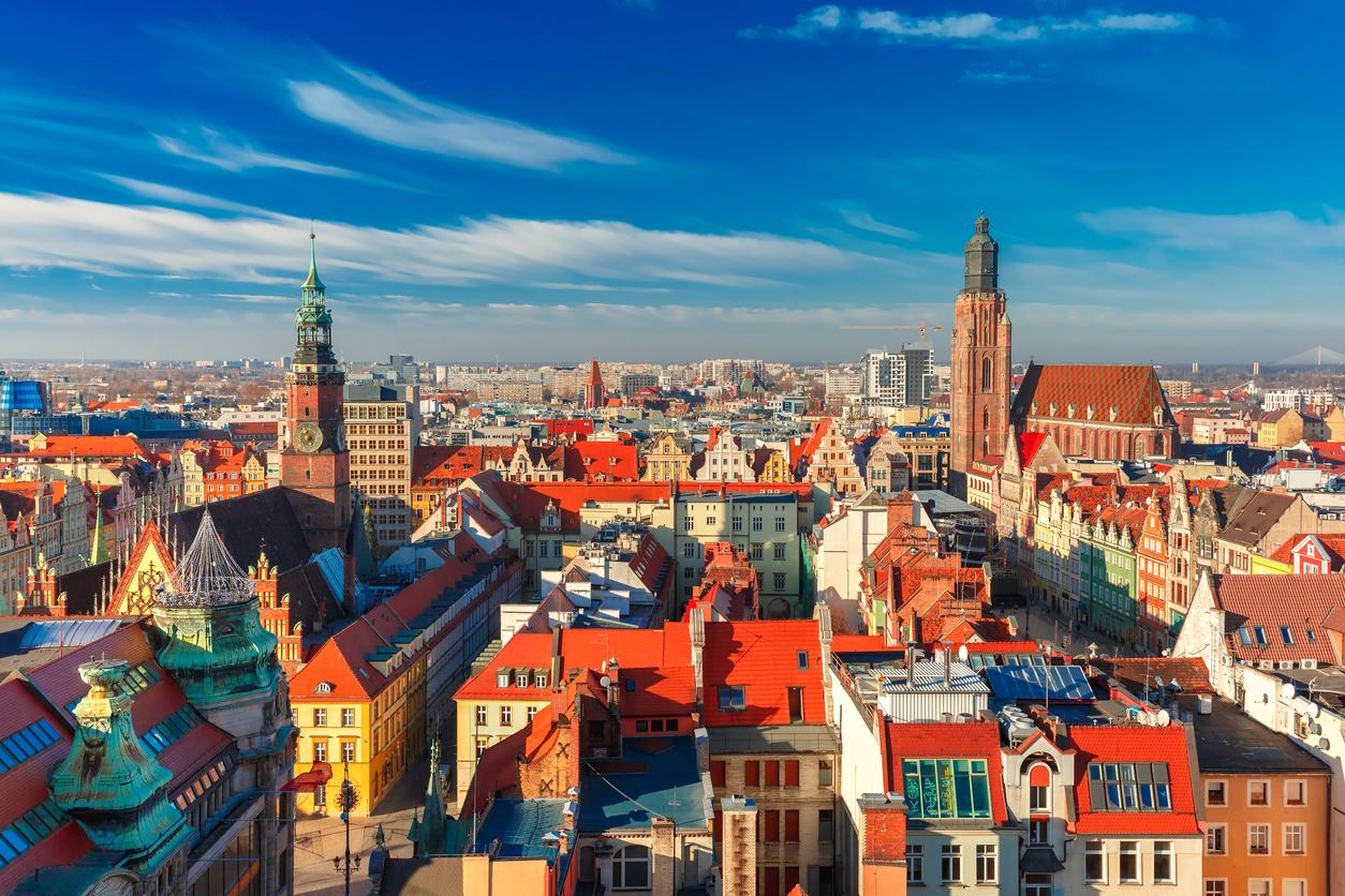 Use a Poland PEO to hire and pay employees in Poland without a legal entity